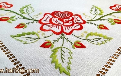 Ekskluzywna serweta, ręcznie haftowana  "Czerwone róże"