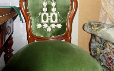 Haft na tapicerce krzeseł.