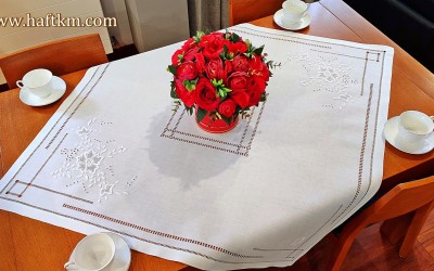  Lniana serweta, ręcznie haftowana  " Róża makowska "