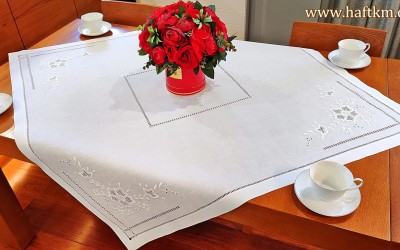 Lniana serweta, ręcznie haftowana  " Róża makowska "