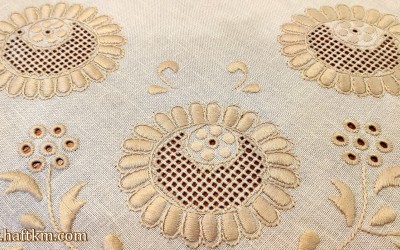 Elegancki recznie haftowany bieżnik  "Jaskra makowska"